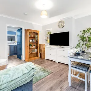 Modern & Spacious 2 Bedroom House - Free Parking - Front & Back Garden - Private Main Door Entrance Apartment