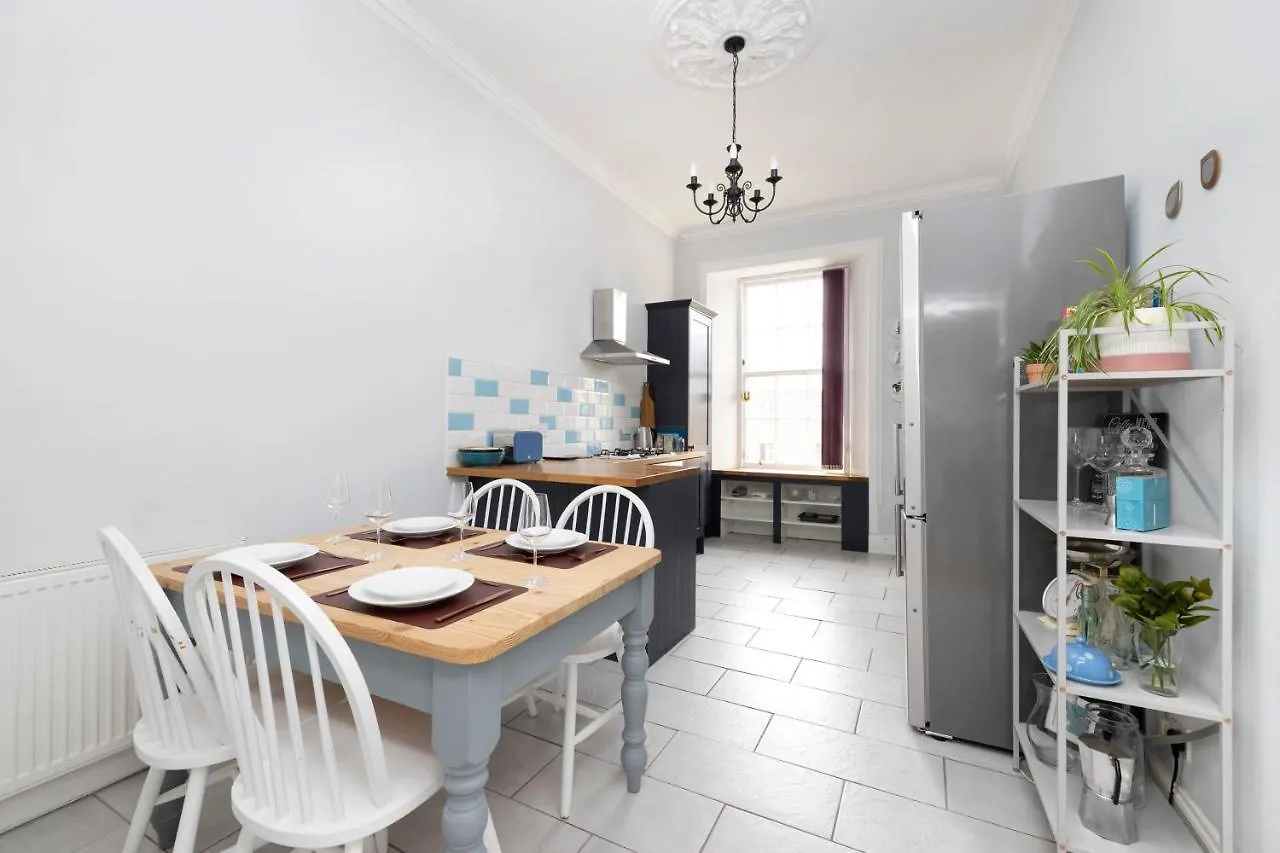 Altido Glamorous 2-Bed Flat Near Edinburgh Castle Apartment