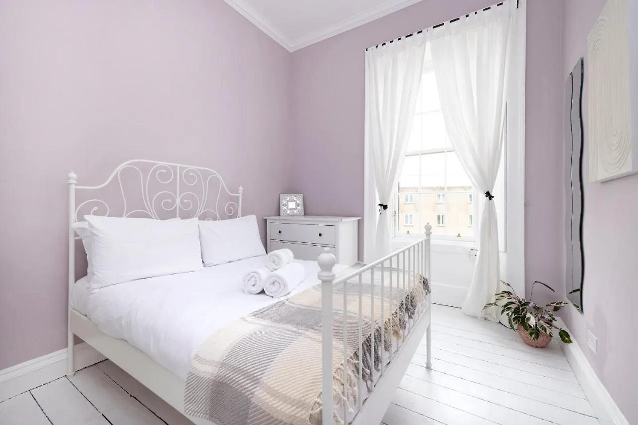 Altido Glamorous 2-Bed Flat Near Edinburgh Castle 0*,