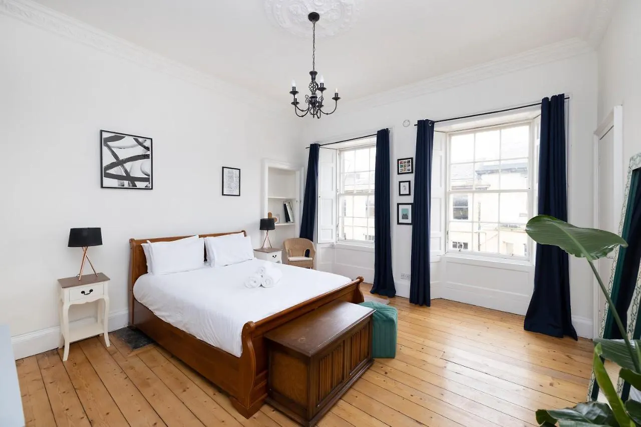 Altido Glamorous 2-Bed Flat Near Edinburgh Castle 0*,